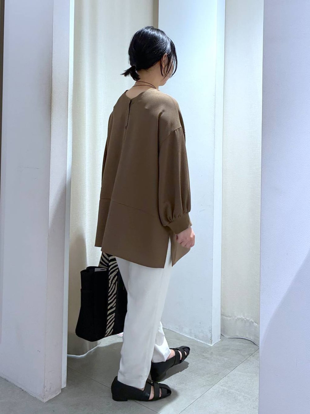 ブラック系のパンプス、ホワイト系のその他パンツ、ブラウン系のシャツ/ブラウスを着用したレディースの春コーディネートの2枚目の写真