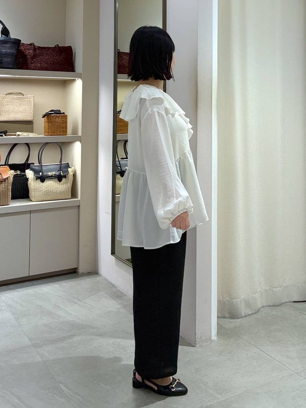 ブラック系のその他パンツ、ブラック系のパンプス、ブラウン系のかごバッグを着用したレディースの夏コーディネートの2枚目の写真