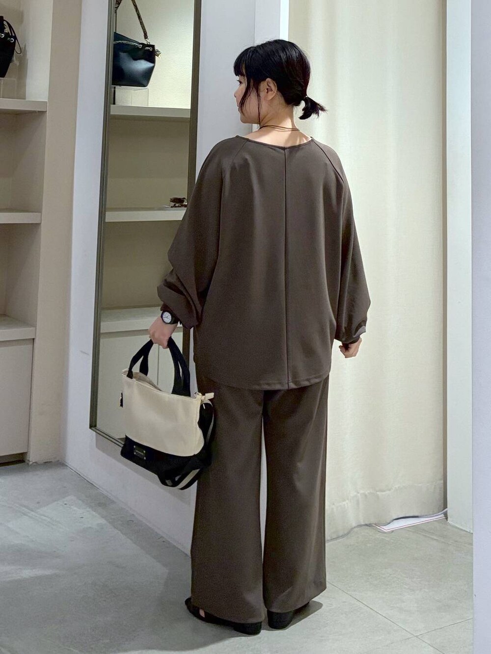 ブラウン系のその他パンツ、ブラック系のパンプス、ブラウン系のTシャツ/カットソーを着用したレディースの春コーディネートの9枚目の写真