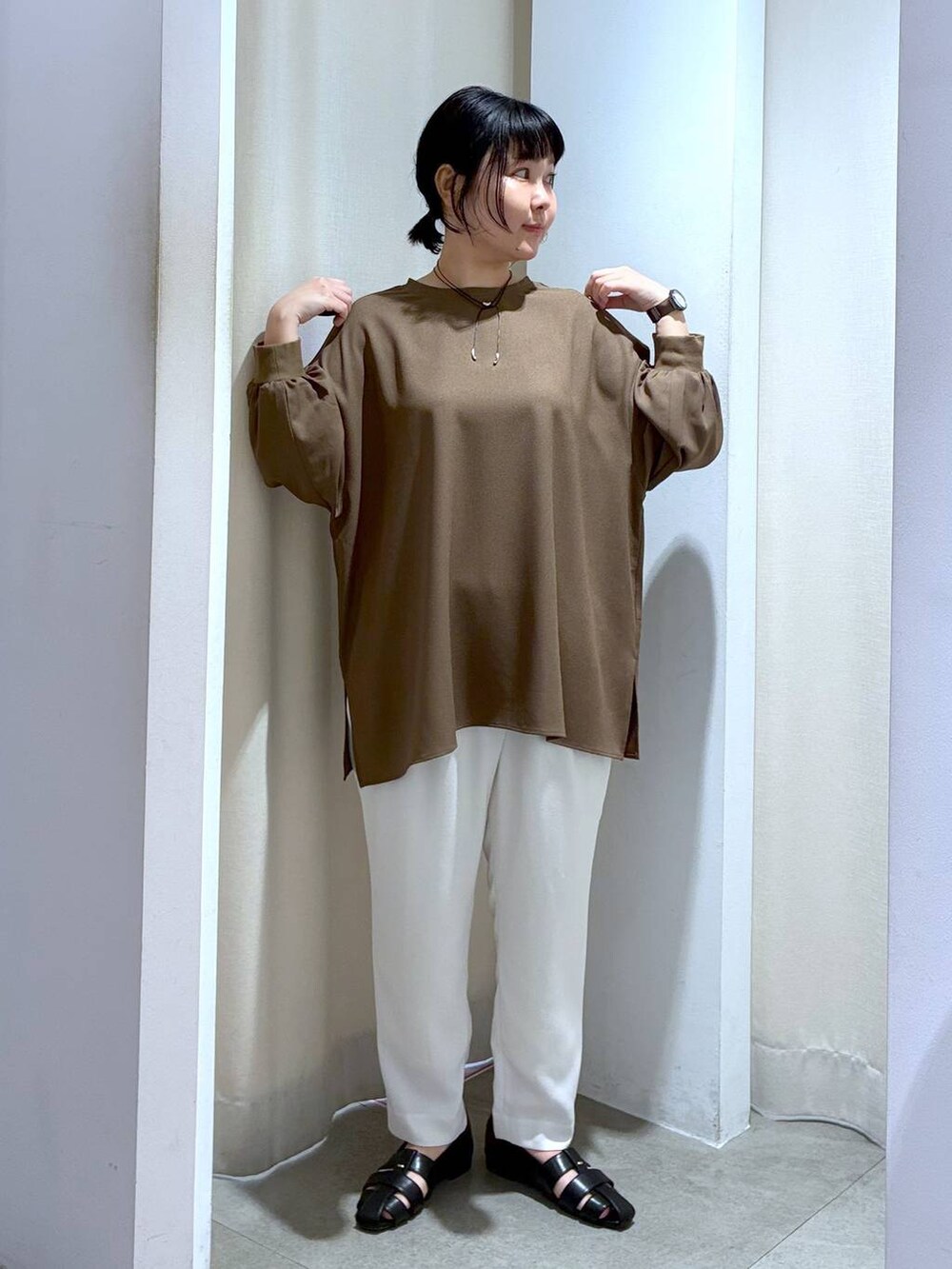 ブラック系のパンプス、ホワイト系のその他パンツ、ブラウン系のシャツ/ブラウスを着用したレディースの春コーディネートの6枚目の写真