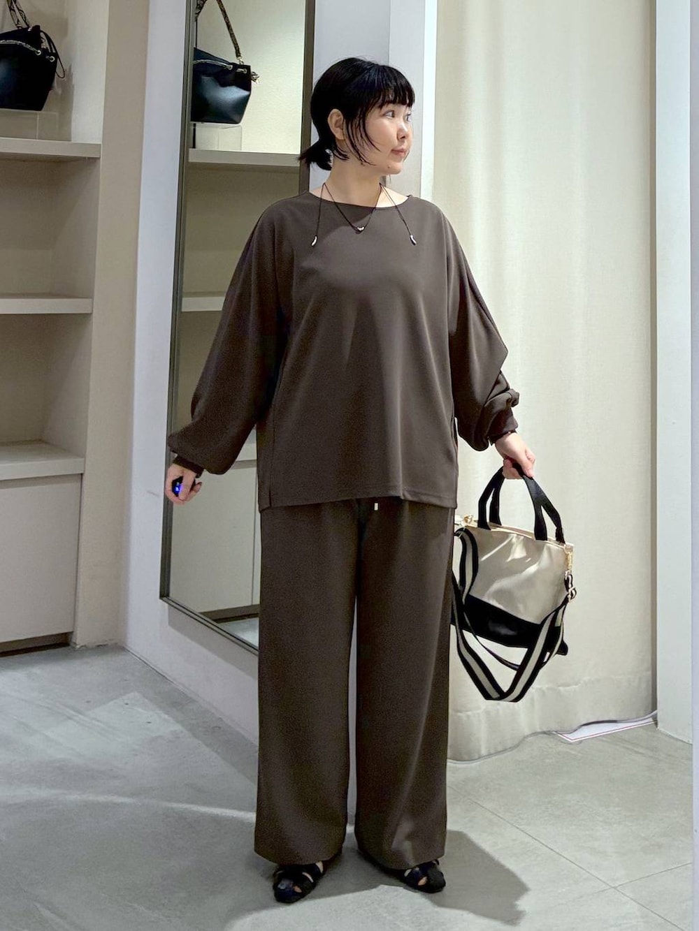 ブラウン系のその他パンツ、ブラック系のパンプス、ブラウン系のTシャツ/カットソーを着用したレディースの春コーディネートの8枚目の写真