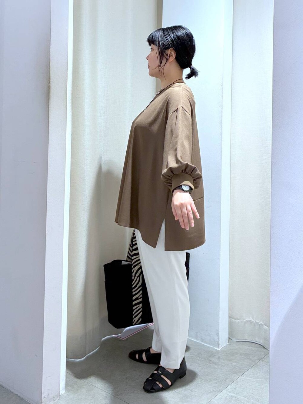 ブラック系のパンプス、ホワイト系のその他パンツ、ブラウン系のシャツ/ブラウスを着用したレディースの春コーディネートの5枚目の写真