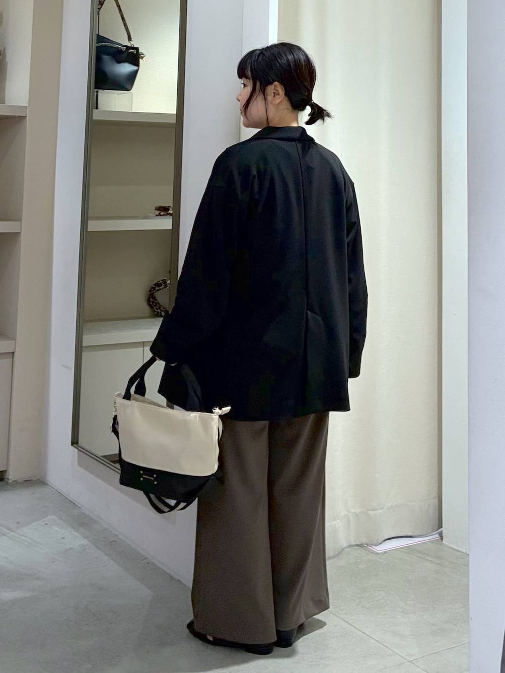 ブラウン系のその他パンツ、ブラック系のパンプス、ブラウン系のTシャツ/カットソーを着用したレディースの春コーディネートの3枚目の写真