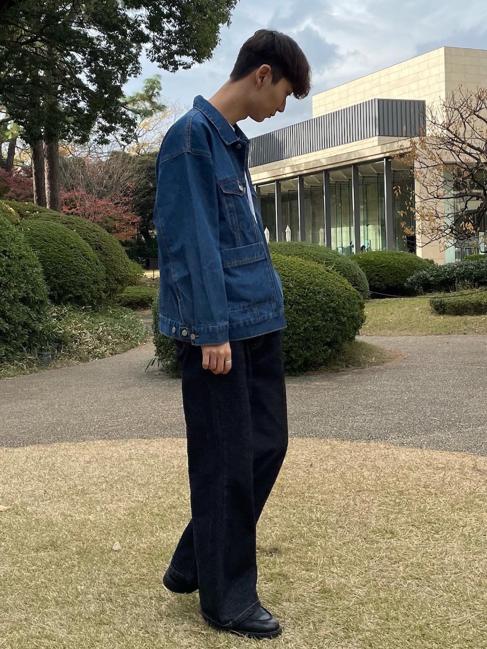 ブラック系のドレスシューズ、ホワイト系のTシャツ/カットソー、ブラック系のデニムパンツを着用したメンズの冬コーディネートの3枚目の写真