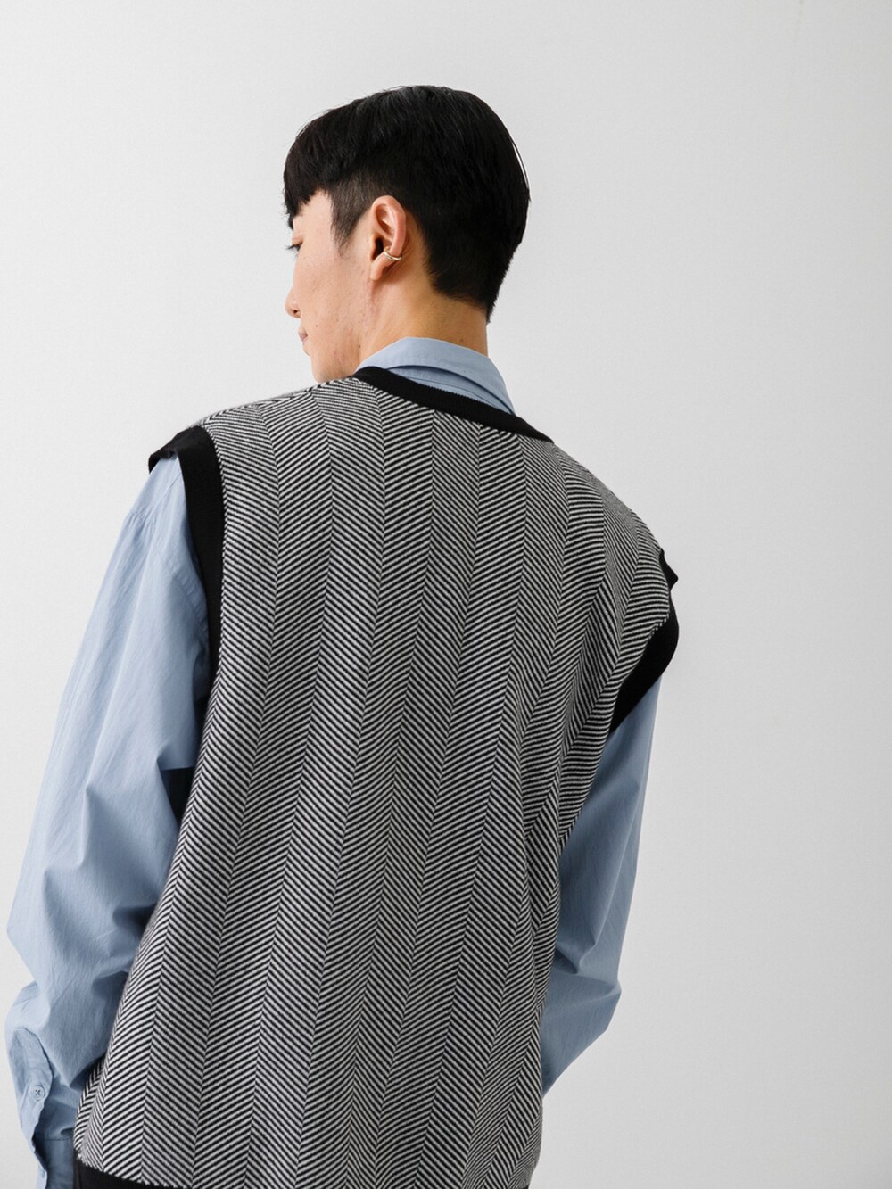 ホワイト系のスニーカー、ブラック系のその他パンツ、ブルー系のシャツ/ブラウスを着用したメンズの冬コーディネートの4枚目の写真