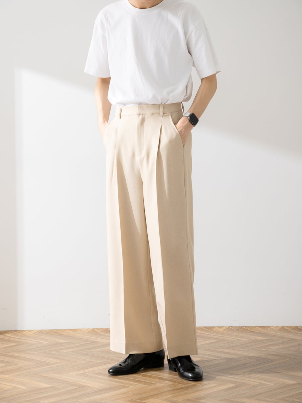 ブラック系のその他シューズ、ブラック系のベスト、ホワイト系のTシャツ/カットソーを着用したメンズの秋コーディネートの5枚目の写真