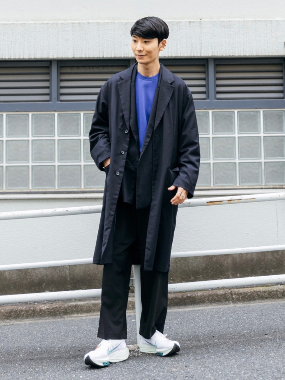 ホワイト系のシューズ、ブラック系のスラックス、ブルー系のその他アウターを着用したメンズの秋コーディネートの2枚目の写真