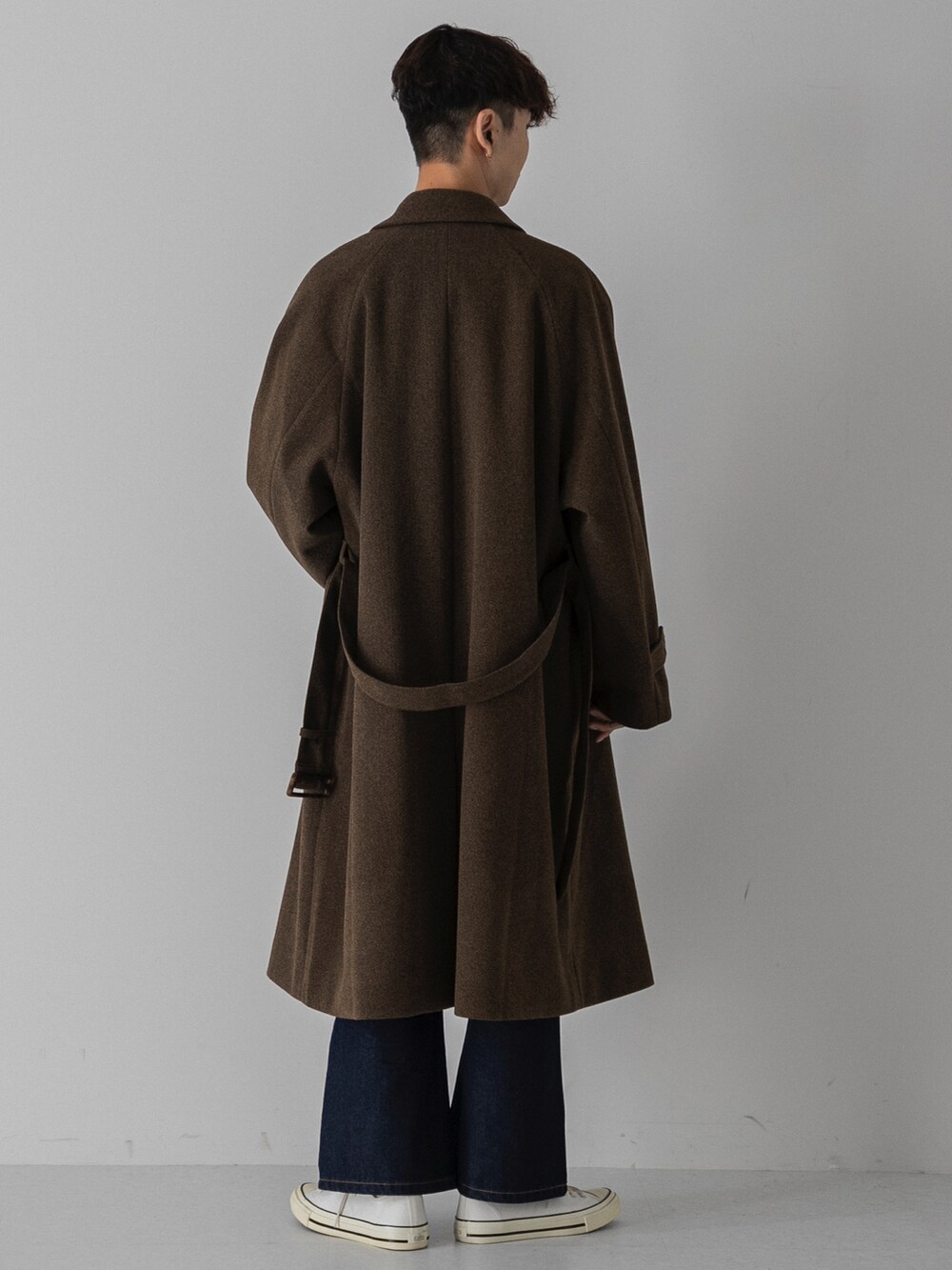 ホワイト系のスニーカー、ベージュ系のシャツ/ブラウス、ブラウン系のジャケット/アウターを着用したメンズの秋コーディネートの3枚目の写真