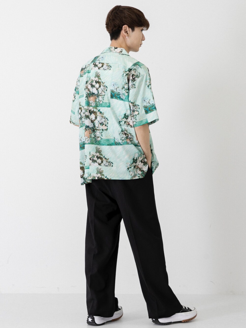 ブラック系のスニーカー、ブラック系のパンツ、ホワイト系のTシャツ/カットソーを着用したメンズの夏コーディネートの2枚目の写真