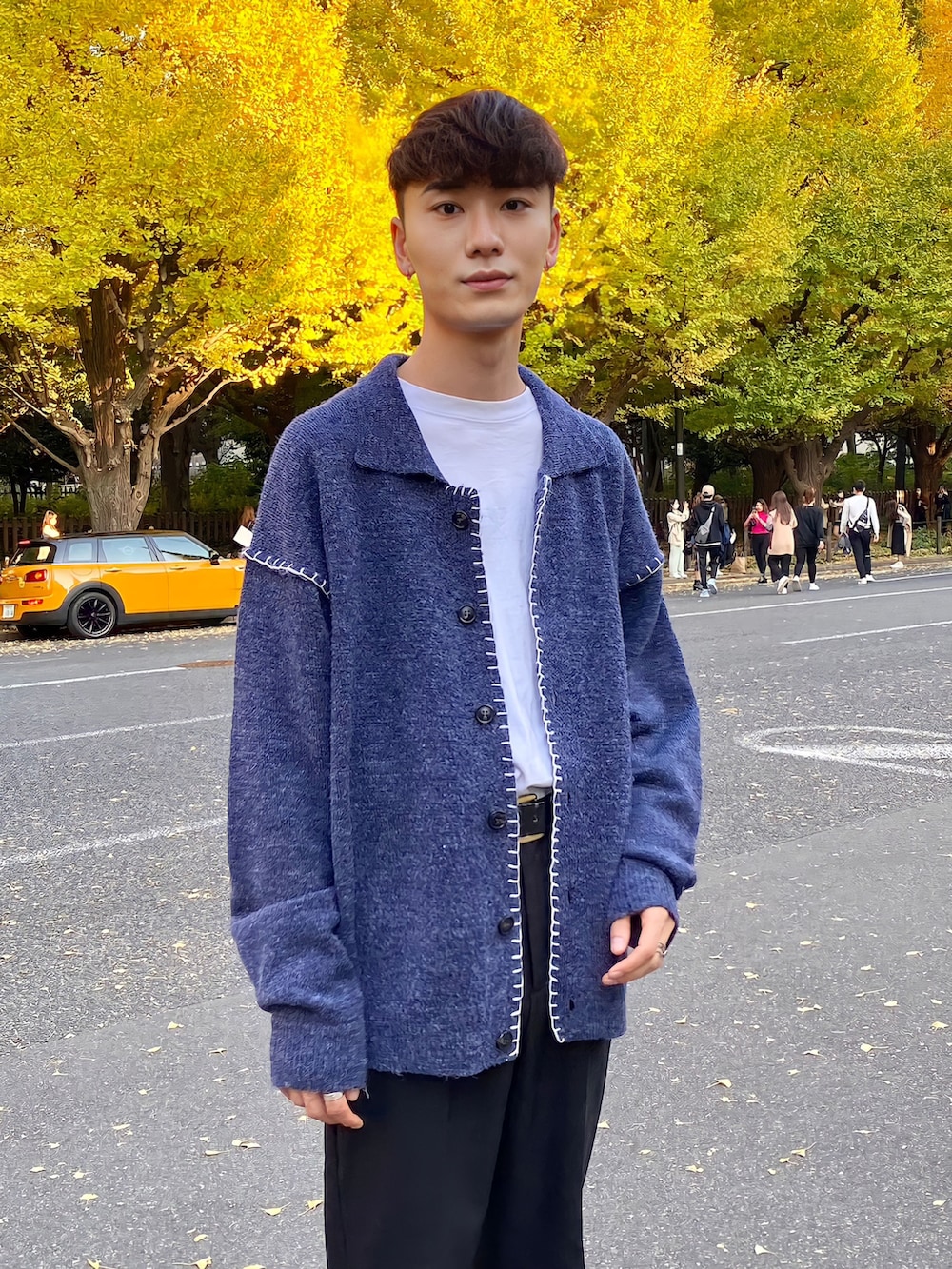 ブラック系のシューズ、ブラック系のその他パンツ、ホワイト系のTシャツ/カットソーを着用したメンズの冬コーディネートの2枚目の写真