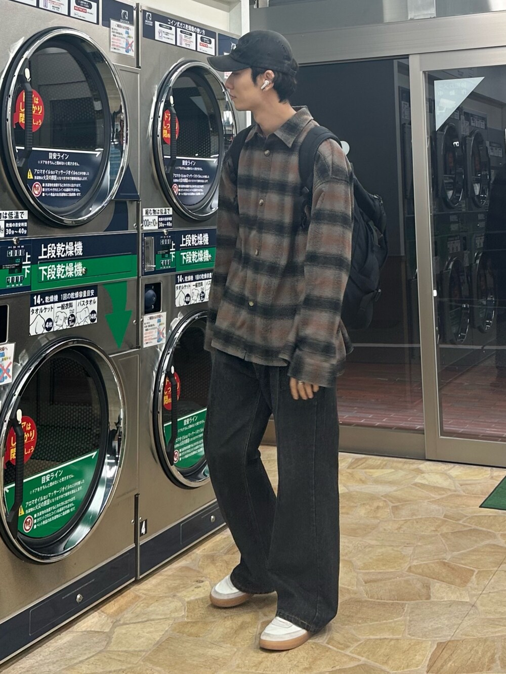 ホワイト系のスニーカー、ブラック系のデニムパンツ、その他のシャツ/ブラウスを着用したメンズの秋コーディネートの5枚目の写真