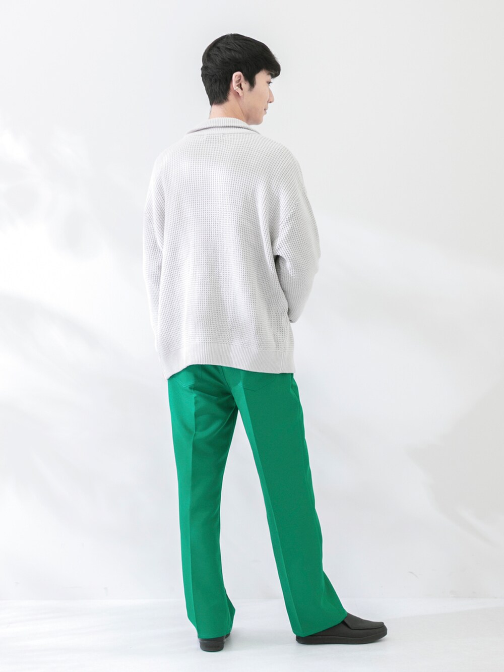 ブラック系のシューズ、グリーン系のスラックス、ホワイト系のTシャツ/カットソーを着用したメンズの春コーディネートの2枚目の写真