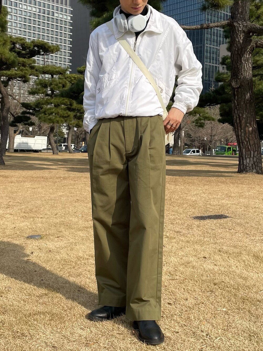 グリーン系のパンツ、グリーン系のその他パンツ、ホワイト系のショルダーバッグを着用したメンズの冬コーディネートの4枚目の写真