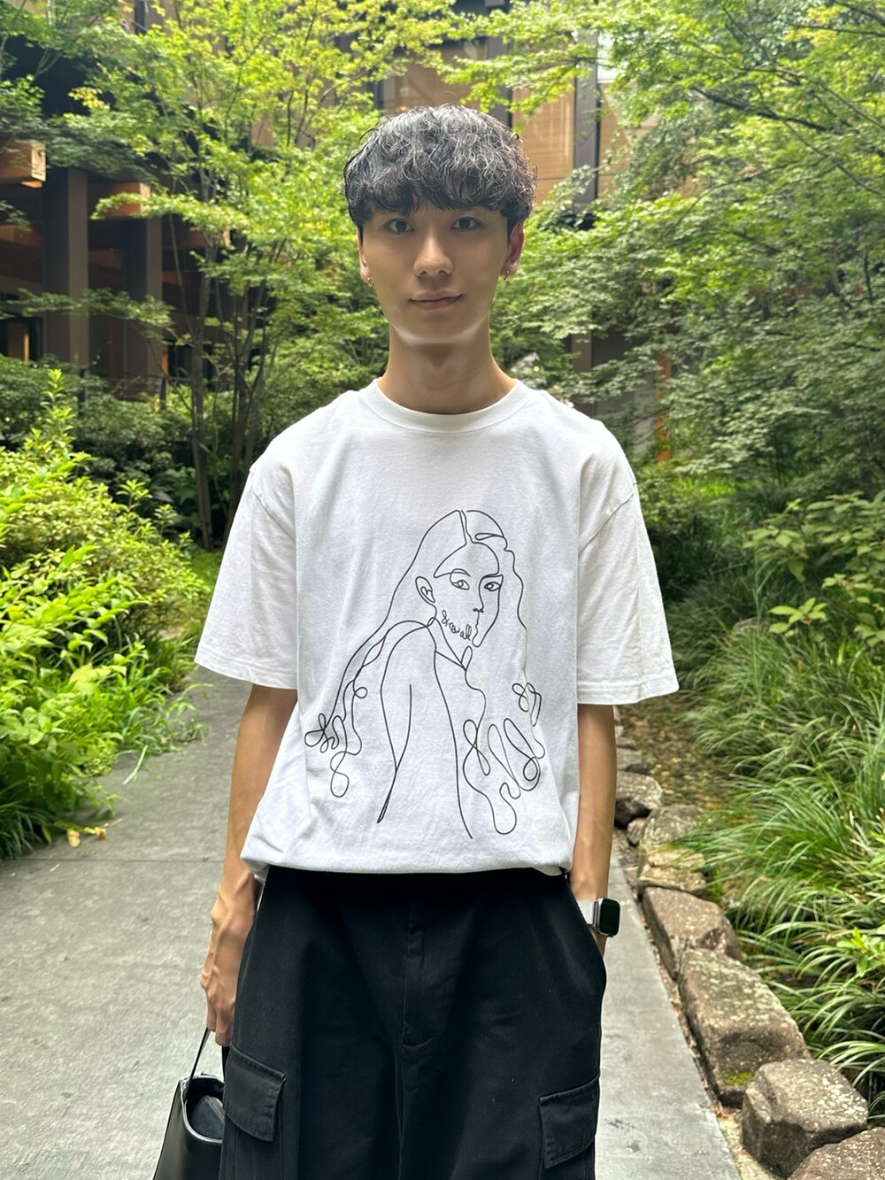 グレー系のシューズ、ブラック系のその他パンツ、ブルー系のその他を着用したメンズの夏コーディネートの2枚目の写真