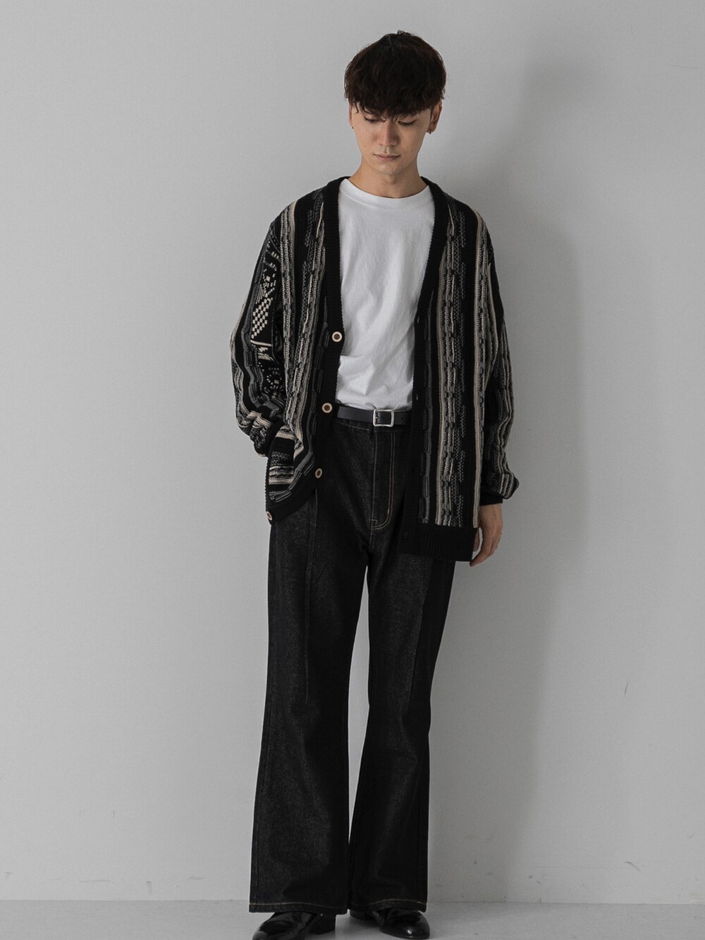 ブラック系のドレスシューズ、ホワイト系のTシャツ/カットソー、ブラック系のカーディガン/ボレロを着用したメンズの秋コーディネートの3枚目の写真