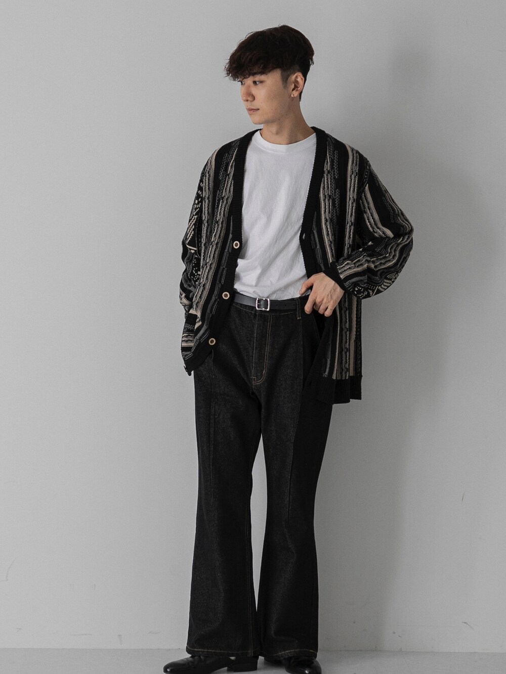 ブラック系のドレスシューズ、ホワイト系のTシャツ/カットソー、ブラック系のカーディガン/ボレロを着用したメンズの秋コーディネートの4枚目の写真