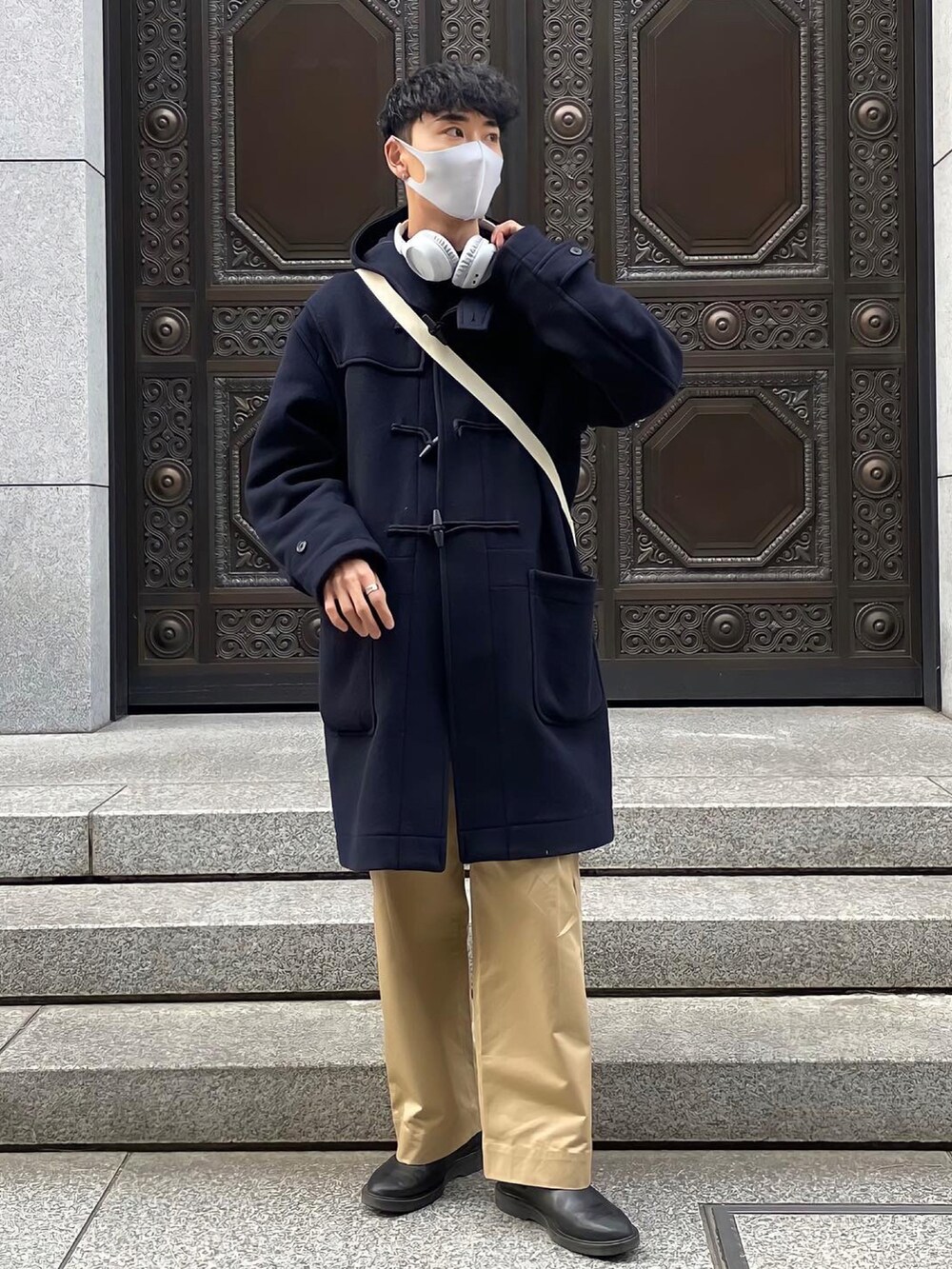 「私の推しブランド、CouleurMeler、UNIQLO、プチプラ、ダッフルコート、チノパン、ブーツ、きれいめカジュアル、シンプルコーデ、休日スタイル、ショルダーバッグ、冬コーデ、プチプラコーデ、冬アウター、カジュアルコーデ」｜「ZARAのアイテム（ブーツ、ブラック系）」を使った、sakasaさん（メンズ・180cm）の冬コーディネートの5枚目の写真