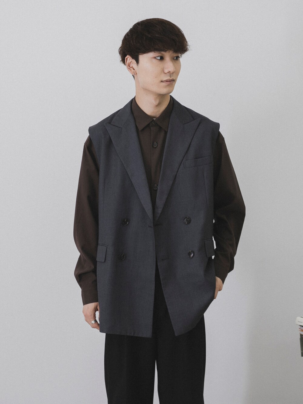 ブラック系のその他シューズ、ブラウン系のシャツ/ブラウス、グレー系のベストを着用したメンズの秋コーディネートの2枚目の写真