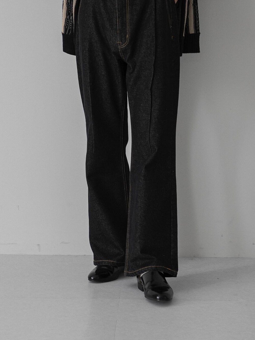 ブラック系のドレスシューズ、ホワイト系のTシャツ/カットソー、ブラック系のカーディガン/ボレロを着用したメンズの秋コーディネートの5枚目の写真