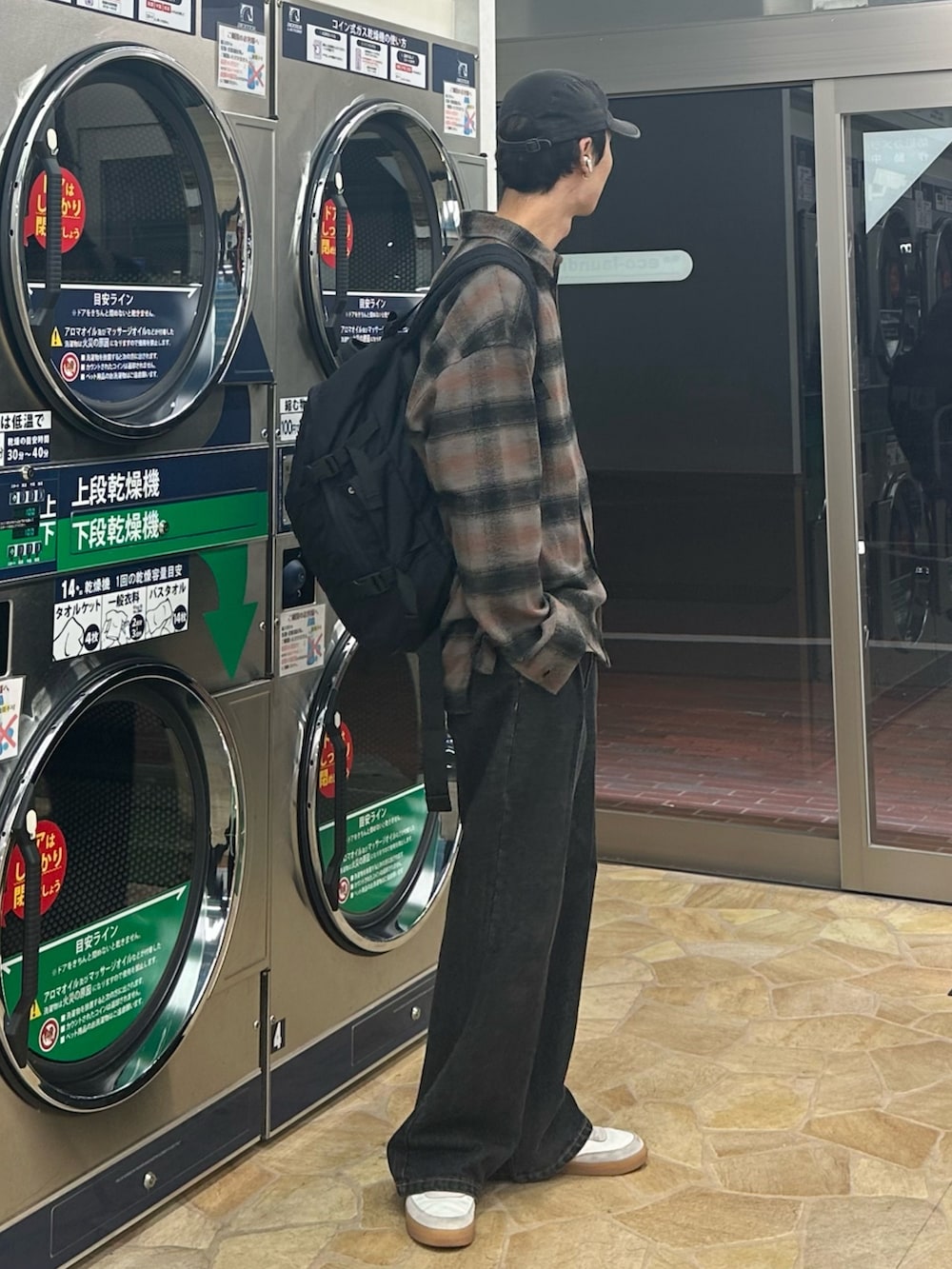 ホワイト系のスニーカー、ブラック系のデニムパンツ、その他のシャツ/ブラウスを着用したメンズの秋コーディネートの2枚目の写真