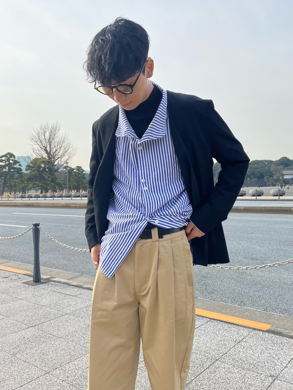 ブラック系のブーツ、ブルー系のシャツ/ブラウス、ブラック系のノーカラーコートを着用したメンズの冬コーディネートの4枚目の写真