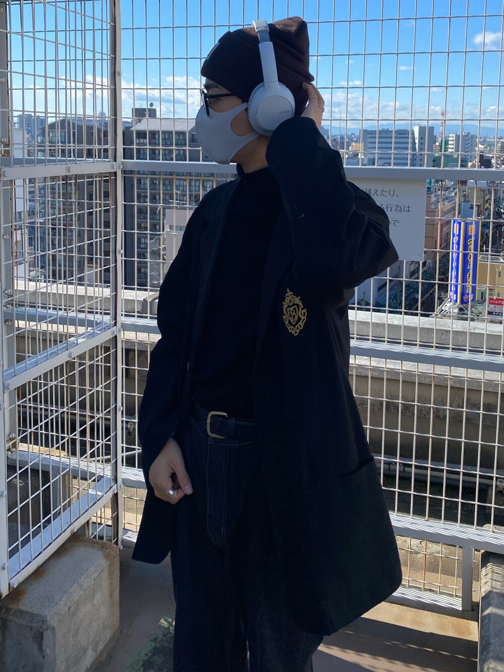 「ニット、デニム、ニット帽、ブラックコーデ、大人カジュアル、carhartt、休日スタイル、デニムパンツ、フレアパンツ、CouleurMeler」｜「Couleur MelerのCouleur Meler sakasa　tuck flare wide denim（デニムパンツ、ブラック系）」を使った、sakasaさん（メンズ・180cm）の冬コーディネートの2枚目の写真