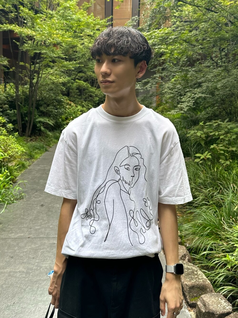 グレー系のシューズ、ブラック系のその他パンツ、ブルー系のその他を着用したメンズの夏コーディネートの3枚目の写真