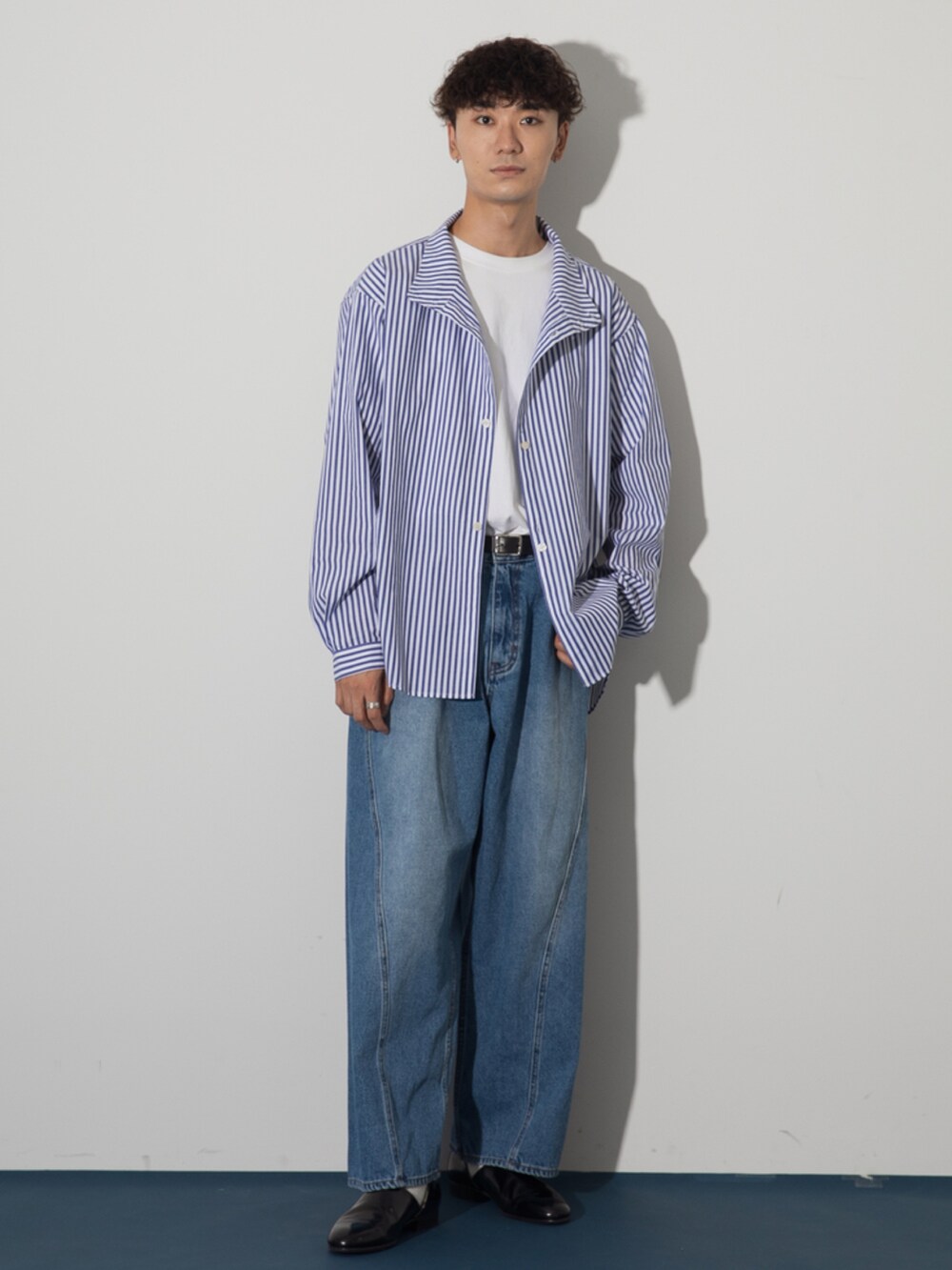 ブラック系のその他シューズ、ブルー系のデニムパンツ、ブルー系のシャツ/ブラウスを着用したメンズの夏コーディネートの5枚目の写真