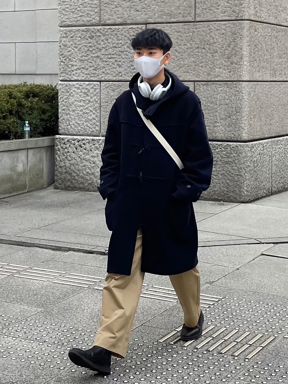 「私の推しブランド、CouleurMeler、UNIQLO、プチプラ、ダッフルコート、チノパン、ブーツ、きれいめカジュアル、シンプルコーデ、休日スタイル、ショルダーバッグ、冬コーデ、プチプラコーデ、冬アウター、カジュアルコーデ」｜「ZARAのアイテム（ブーツ、ブラック系）」を使った、sakasaさん（メンズ・180cm）の冬コーディネートの3枚目の写真