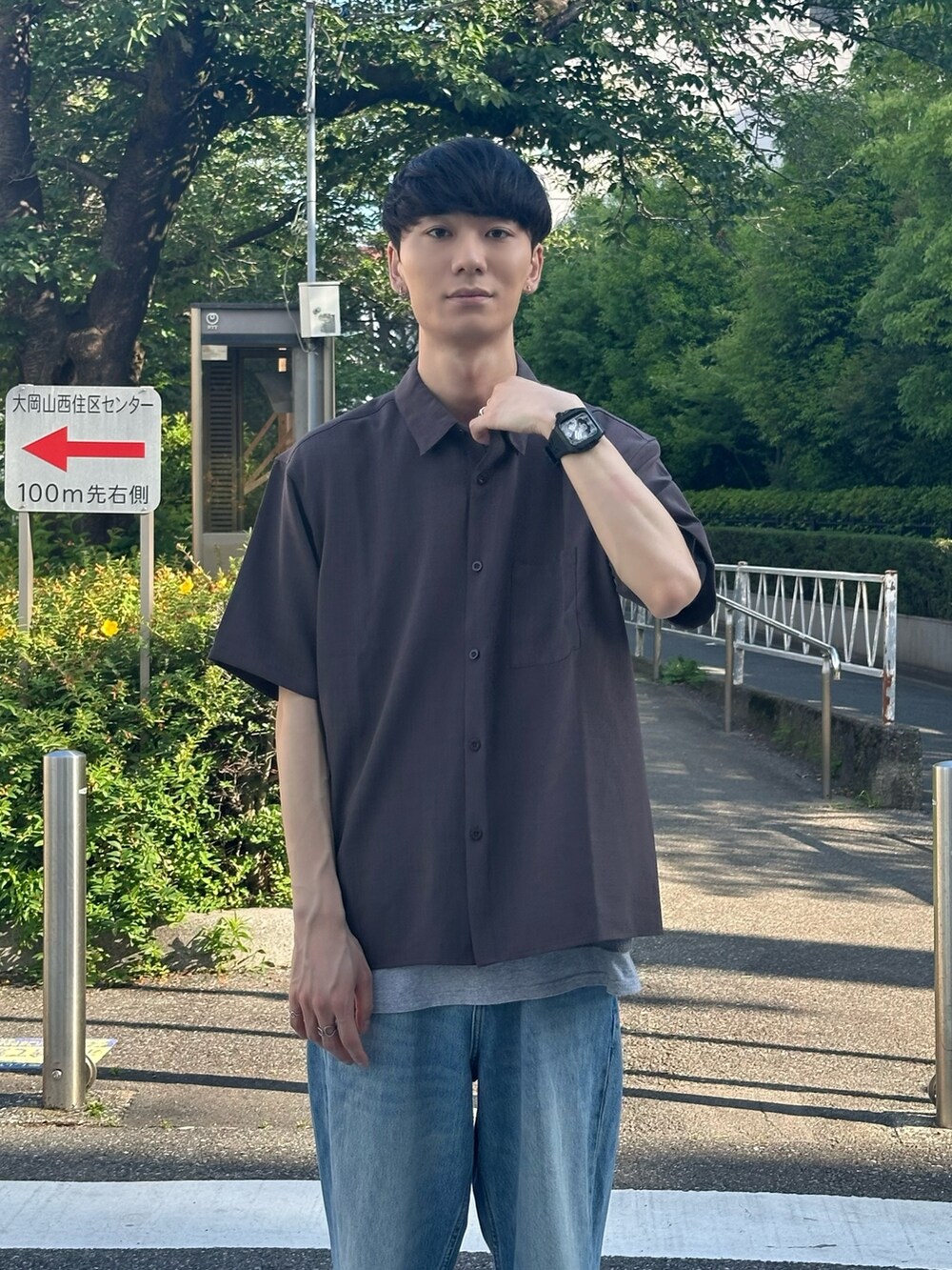 ホワイト系のサンダル、ブルー系のデニムパンツ、ブラウン系のシャツ/ブラウスを着用したメンズの夏コーディネートの2枚目の写真