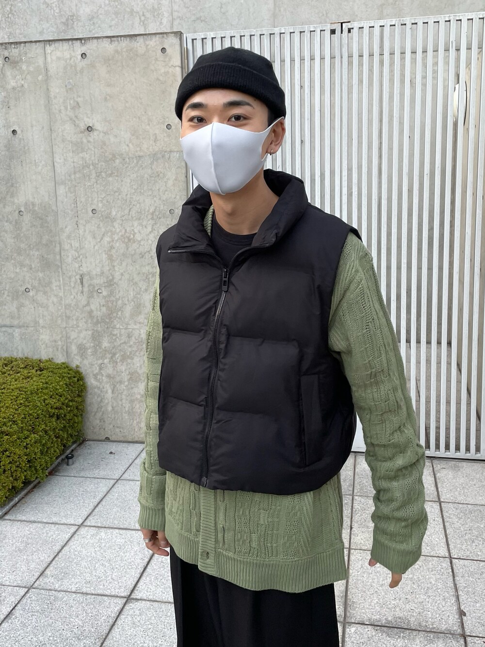 ブラック系のTシャツ/カットソー、グリーン系のカーディガン/ボレロ、ブラック系のその他パンツを着用したメンズの冬コーディネートの2枚目の写真