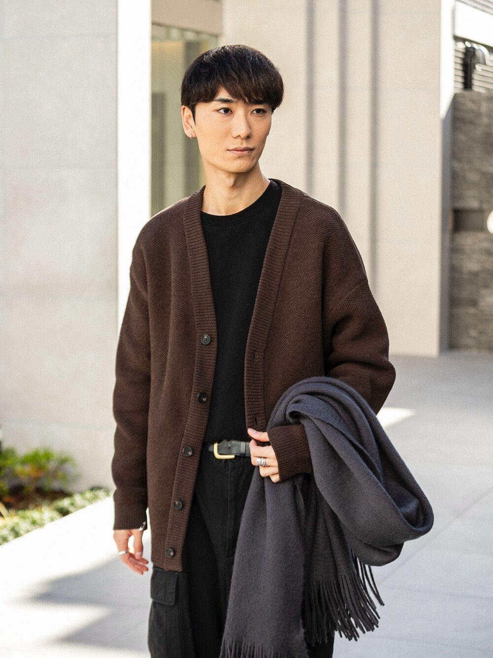 グレー系のその他シューズ、ブラック系のその他パンツ、ブラウン系のカーディガン/ボレロを着用したメンズの冬コーディネートの5枚目の写真