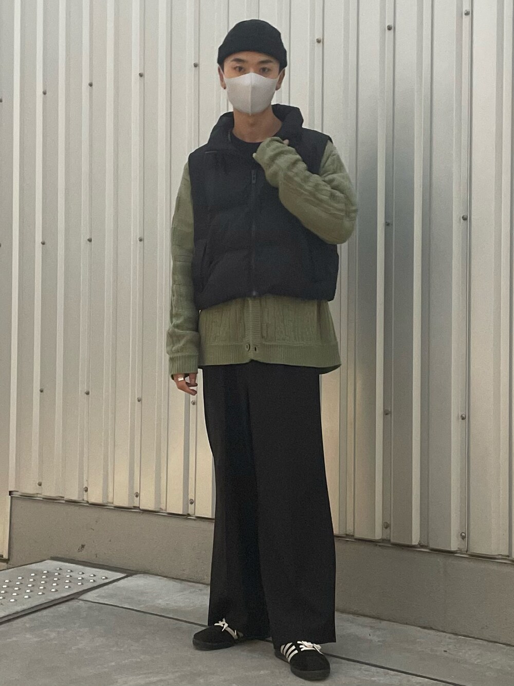 ブラック系のTシャツ/カットソー、グリーン系のカーディガン/ボレロ、ブラック系のその他パンツを着用したメンズの冬コーディネートの5枚目の写真