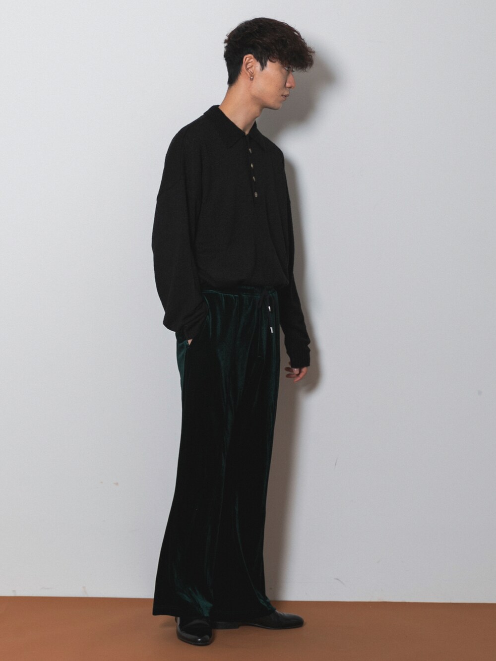 ブラック系のその他シューズ、グリーン系のその他パンツ、ブラック系のニット/セーターを着用したメンズの秋コーディネートの3枚目の写真