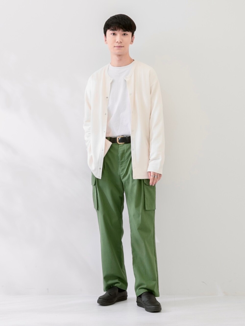 ブラック系のシューズ、ホワイト系のTシャツ/カットソー、ホワイト系のカーディガン/ボレロを着用したメンズの春コーディネートの2枚目の写真