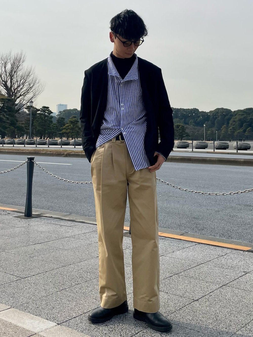 ブラック系のブーツ、ブルー系のシャツ/ブラウス、ブラック系のノーカラーコートを着用したメンズの冬コーディネートの3枚目の写真