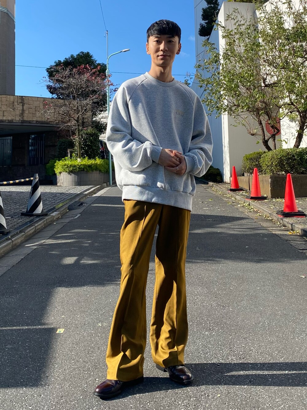 ブラウン系のその他パンツ、グレー系のスウェット、ブルー系のその他を着用したメンズの冬コーディネートの3枚目の写真