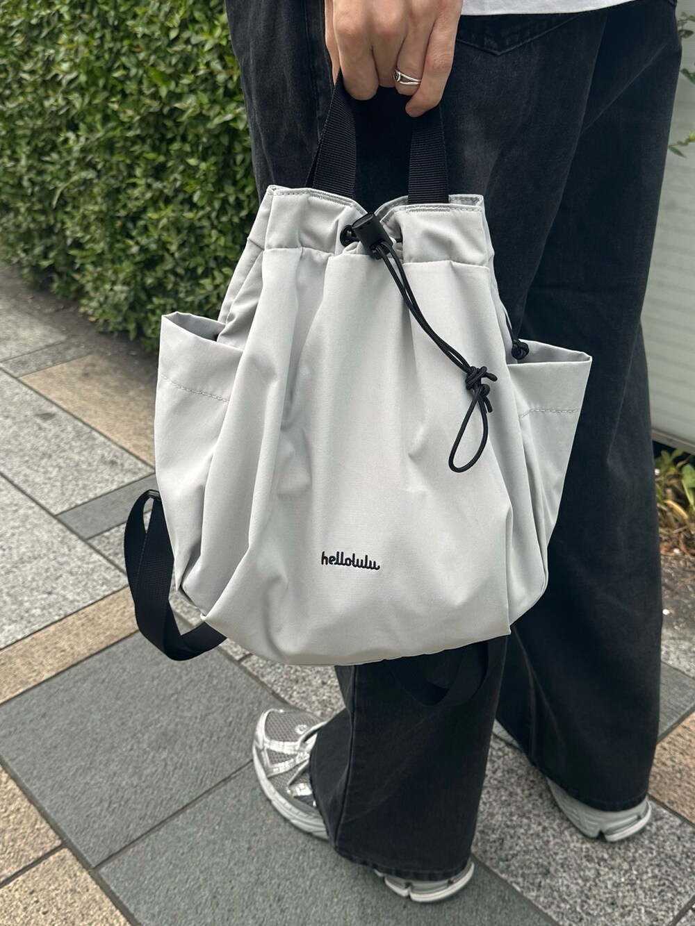 シルバー系のスニーカー、その他のその他パンツ、その他のその他アウターを着用したメンズの春コーディネートの6枚目の写真