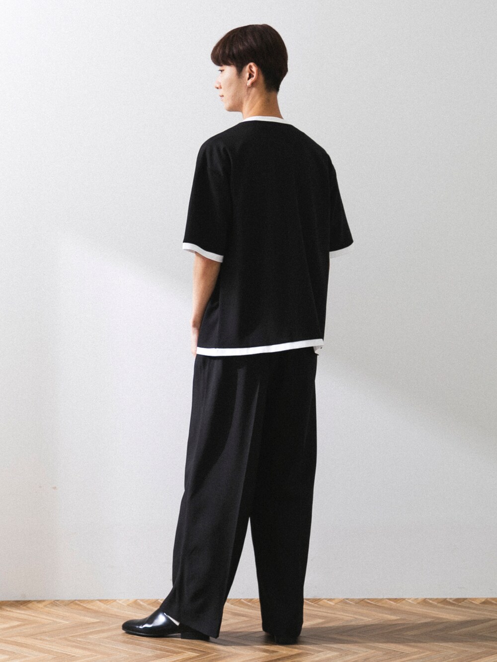 ブラック系のその他シューズ、ブラック系のパンツ、ブラック系のその他を着用したメンズの夏コーディネートの2枚目の写真