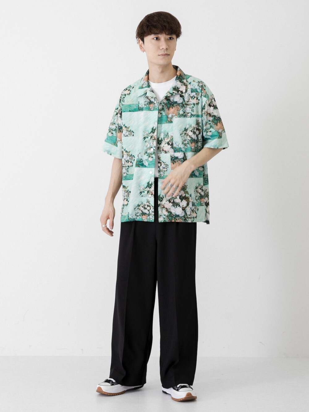 ブラック系のスニーカー、ブラック系のパンツ、ホワイト系のTシャツ/カットソーを着用したメンズの夏コーディネートの3枚目の写真