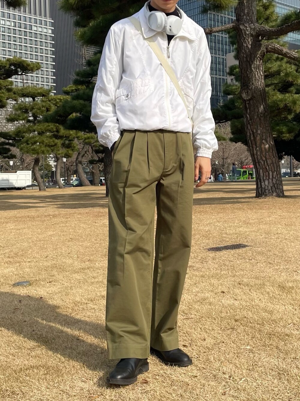 グリーン系のパンツ、グリーン系のその他パンツ、ホワイト系のショルダーバッグを着用したメンズの冬コーディネートの3枚目の写真