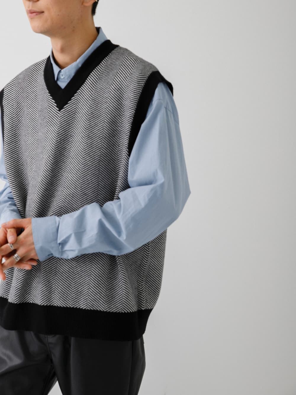 ホワイト系のスニーカー、ブラック系のその他パンツ、ブルー系のシャツ/ブラウスを着用したメンズの冬コーディネートの3枚目の写真