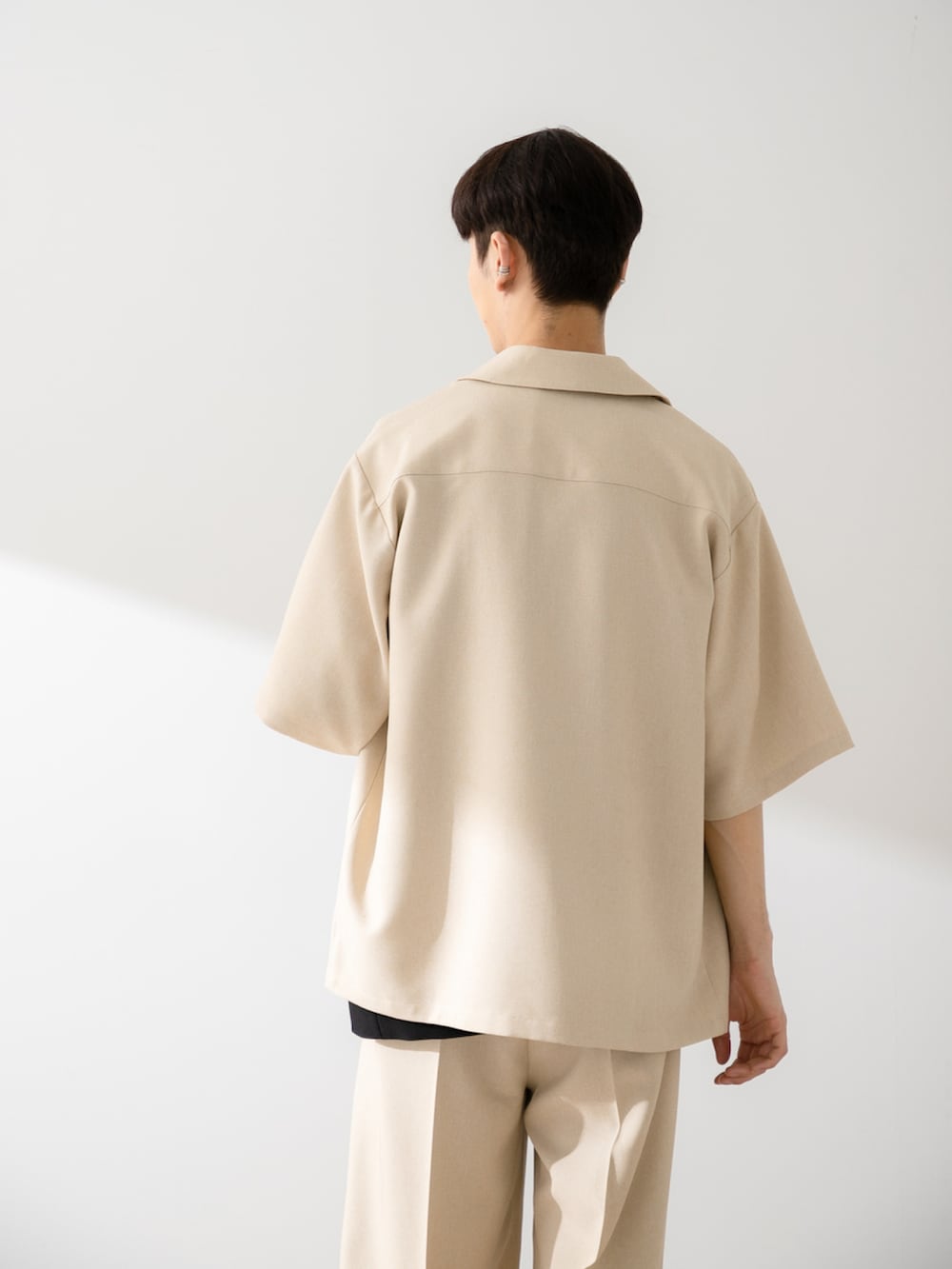 ブラック系のその他シューズ、ブラック系のベスト、ホワイト系のTシャツ/カットソーを着用したメンズの秋コーディネートの4枚目の写真