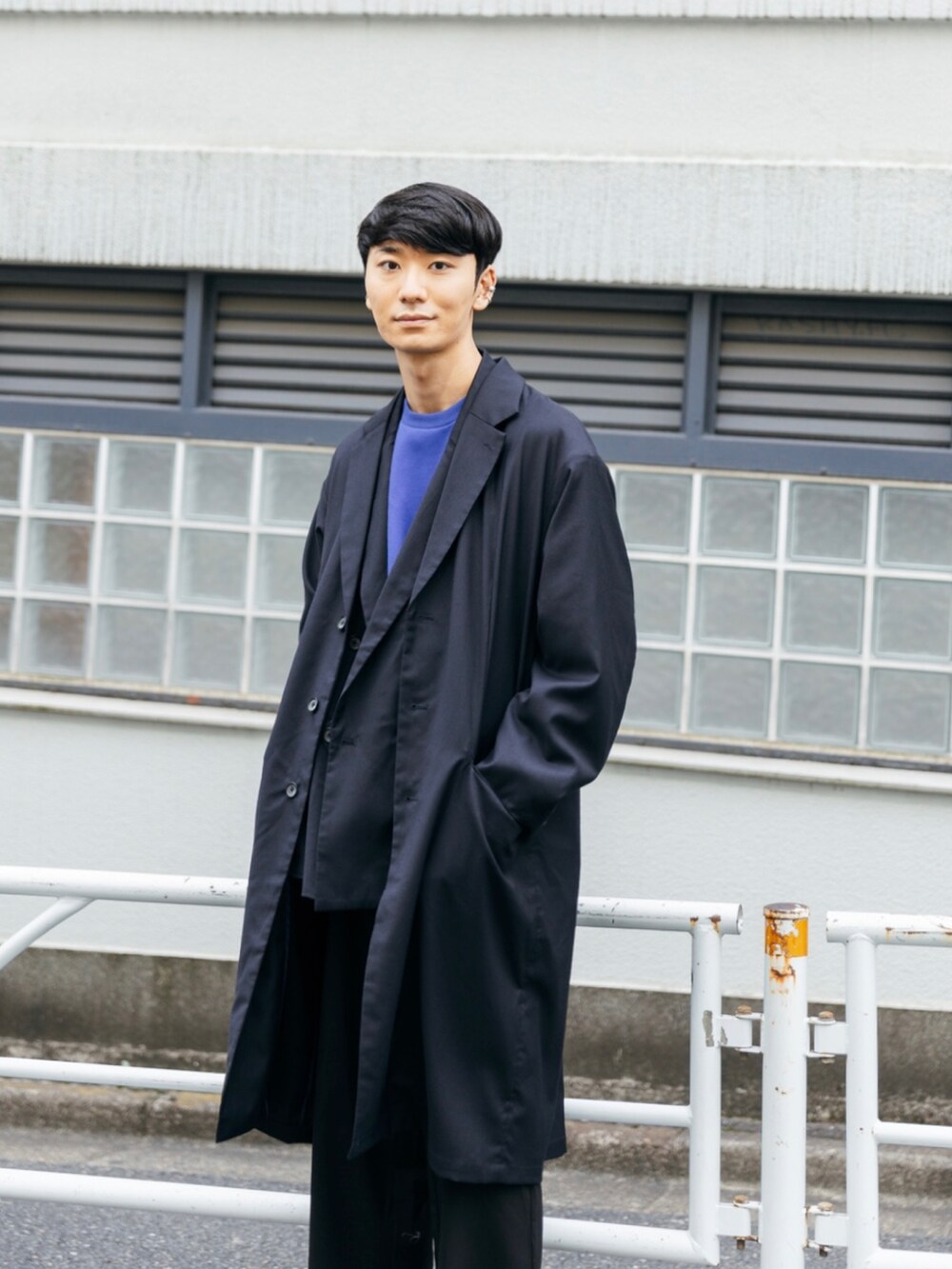 ホワイト系のシューズ、ブラック系のスラックス、ブルー系のその他アウターを着用したメンズの秋コーディネートの4枚目の写真