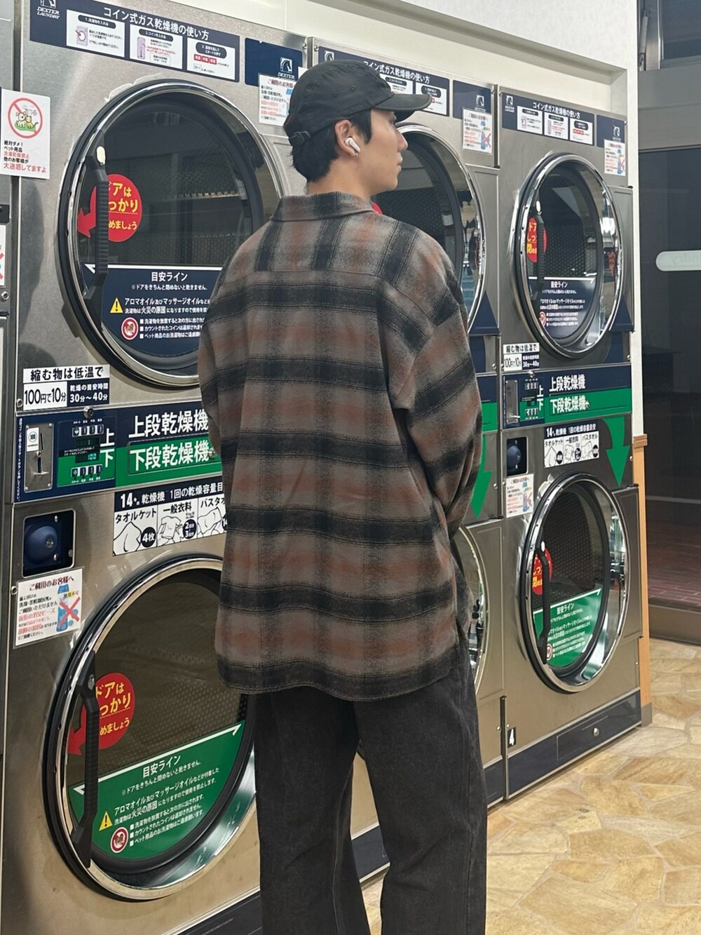 ホワイト系のスニーカー、ブラック系のデニムパンツ、その他のシャツ/ブラウスを着用したメンズの秋コーディネートの3枚目の写真