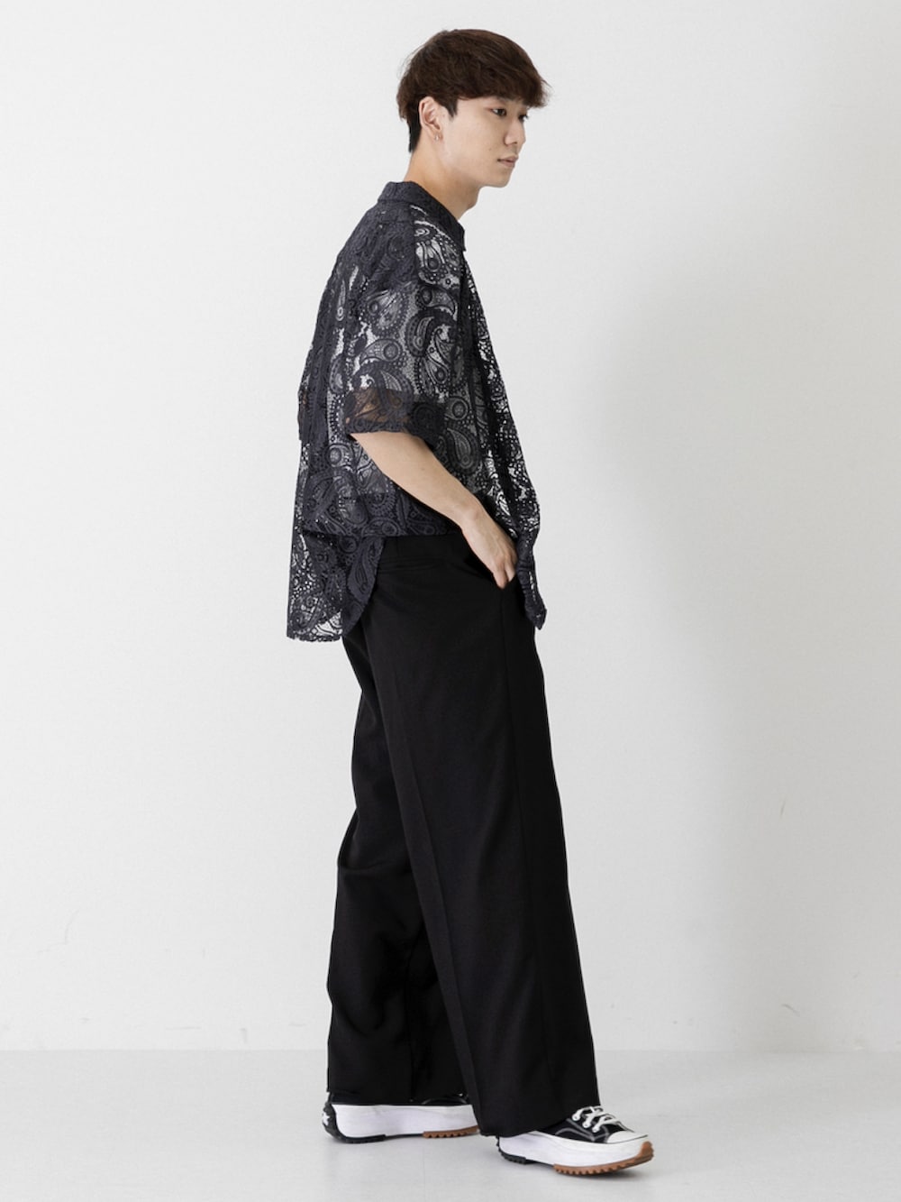 ブラック系のスニーカー、ホワイト系のTシャツ/カットソー、ブラック系のパンツを着用したメンズの夏コーディネートの3枚目の写真