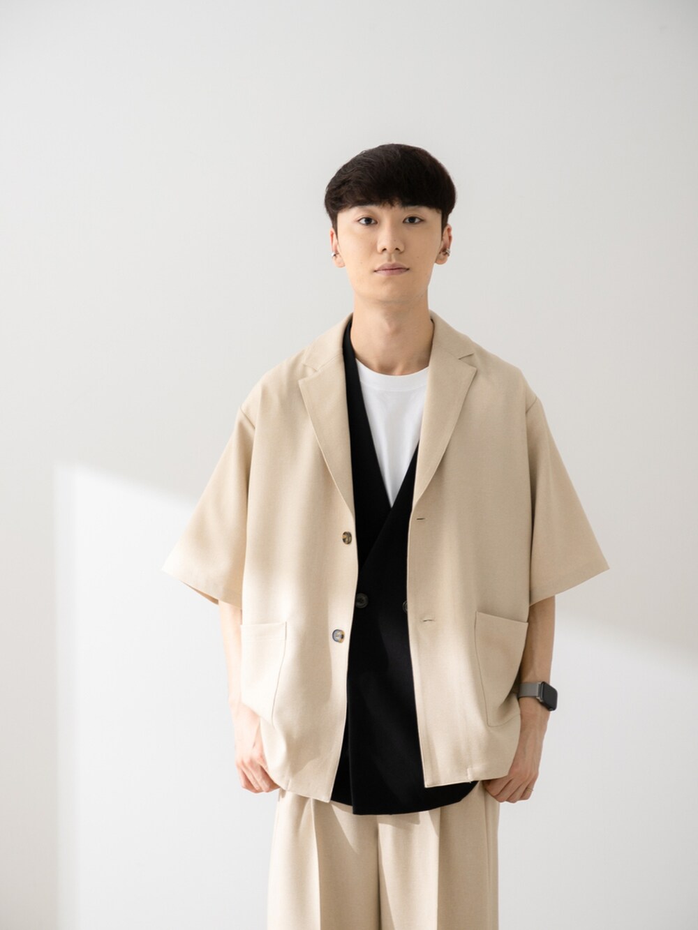 ブラック系のその他シューズ、ブラック系のベスト、ホワイト系のTシャツ/カットソーを着用したメンズの秋コーディネートの3枚目の写真