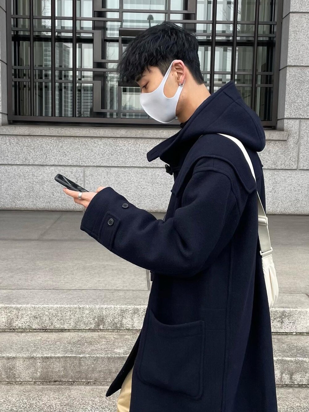 「私の推しブランド、CouleurMeler、UNIQLO、プチプラ、ダッフルコート、チノパン、ブーツ、きれいめカジュアル、シンプルコーデ、休日スタイル、ショルダーバッグ、冬コーデ、プチプラコーデ、冬アウター、カジュアルコーデ」｜「ZARAのアイテム（ブーツ、ブラック系）」を使った、sakasaさん（メンズ・180cm）の冬コーディネートの4枚目の写真