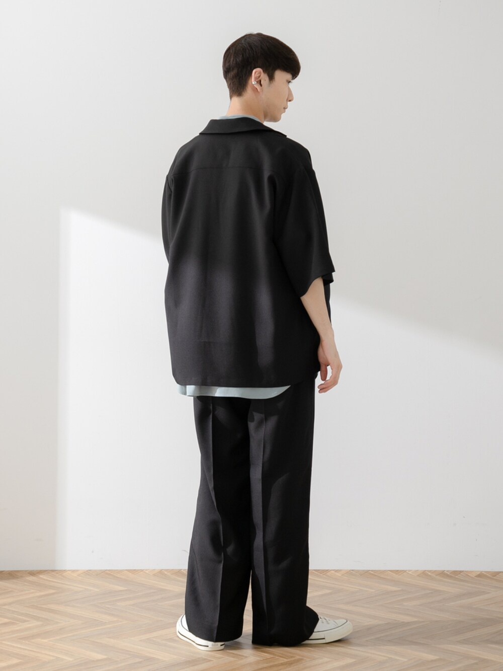 ホワイト系のスニーカー、ブラック系のパンツ、グリーン系のシャツ/ブラウスを着用したメンズの夏コーディネートの2枚目の写真