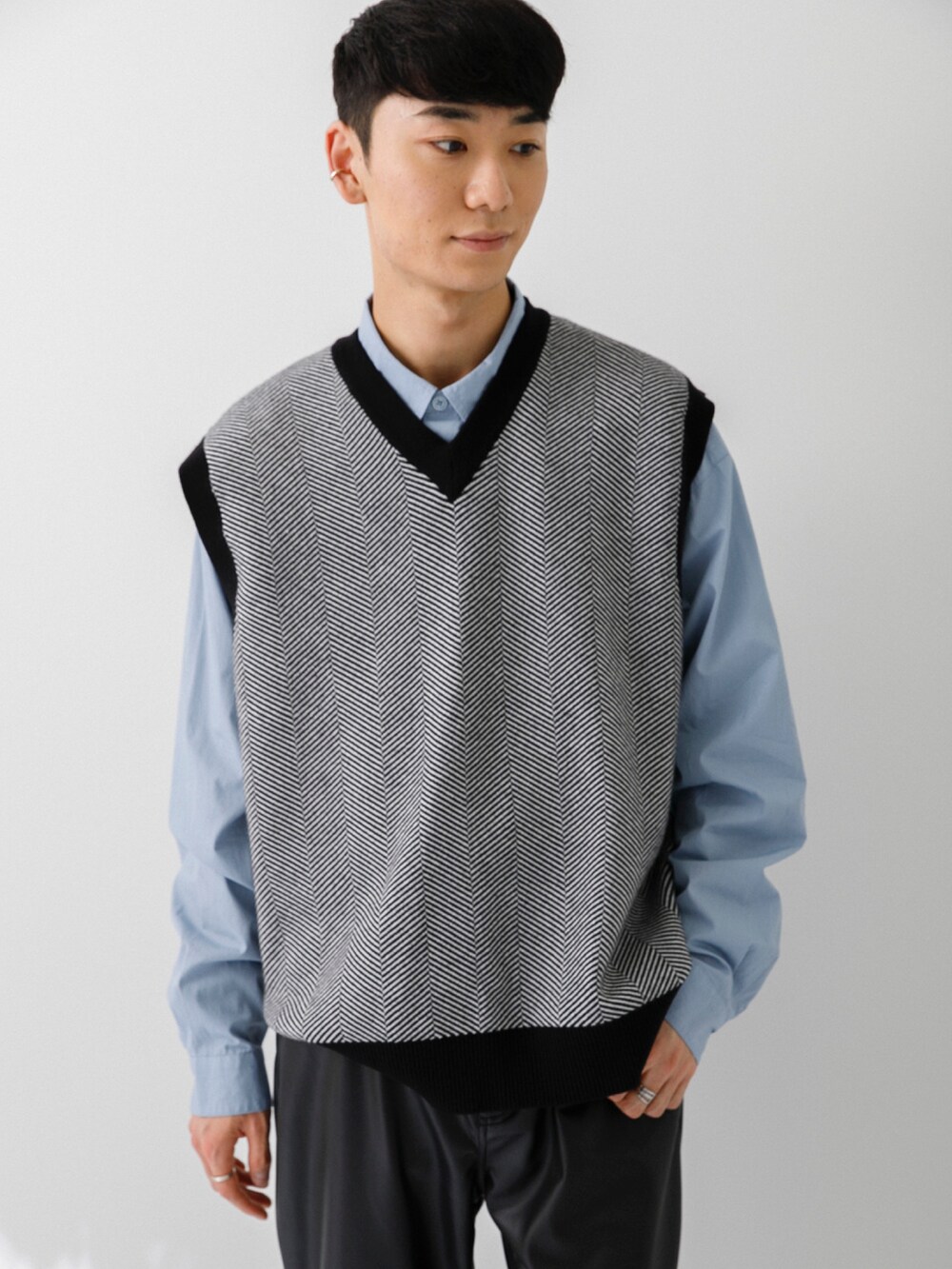 ホワイト系のスニーカー、ブラック系のその他パンツ、ブルー系のシャツ/ブラウスを着用したメンズの冬コーディネートの2枚目の写真